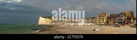 Stadt am Strand, English Channel, Mers-les-Bains, Somme, Picardie, Frankreich Stockfoto
