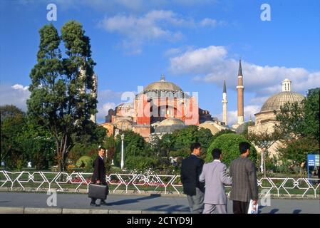 Geschäftsleute laufen an der Hagia Sophia in Istanbul, Türkei, vorbei Stockfoto
