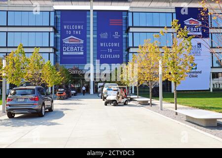 Cleveland, USA. September 2020. Arbeiter bereiten sich auf die bevorstehende Präsidentschaftsdebatte 2020 vor, die am 29. September 2020 im Sheila and Eric Samson Pavilion in Cleveland, Ohio, USA, stattfand. Der Pavillon auf dem Campus der Cleveland Clinic beherbergt in Zusammenarbeit mit der Case Western Reserve University die erste US-Präsidentschaftsdebatte 2020 zwischen Donald Trump und Joe Biden. Stockfoto