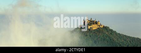 Schloss auf einem Hügel, Burg Hohenzollern, Schwäbische Alb, Baden-Württemberg, Deutschland Stockfoto