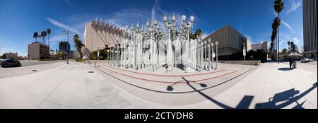 Lichtskulpturen vor einem Museum, Los Angeles County Museum of Art, Stadt Los Angeles, Los Angeles County, Kalifornien, USA Stockfoto