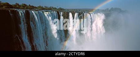 Regenbogen über Viktoriafälle, Simbabwe Stockfoto