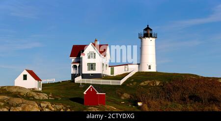 Leuchtturm auf dem Hügel, Cape Neddick Leuchtturm, Cape Neddick, York, Maine, USA Stockfoto