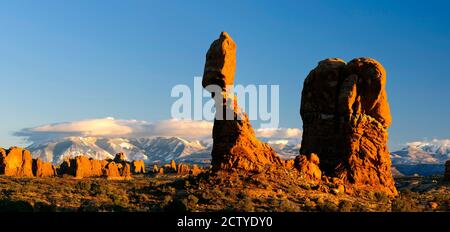 Ausgewogenes Gestein in einer Wüste, La Sal Mountains, Arches National Park, Utah, USA Stockfoto