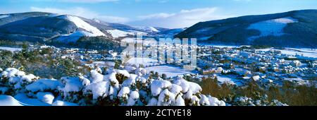 Schneebedeckte Stadt in einem Tal, Innerleithen, Scottish Borders, Schottland Stockfoto