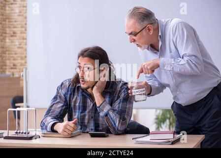 Zwei Mitarbeiter im Rentenkonzept Stockfoto