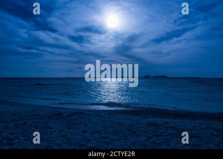 Tropischer Strand in Los Roques Archipel bei Sonnenuntergang (Cayo Muerto, Venezuela). Stockfoto