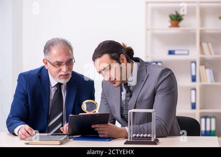 Zwei Geschäftsleute und Meditationskugeln auf dem Tisch Stockfoto