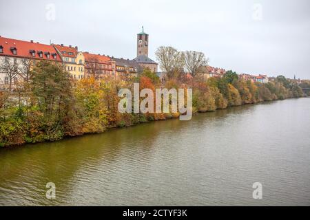 Bamberger Stadt mit Regnitz am Flussufer im Herbst Stockfoto
