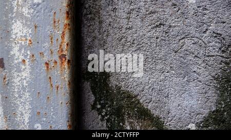 Grundierung und geformter Beton mit Stahl verrostet Balken Textur Stockfoto