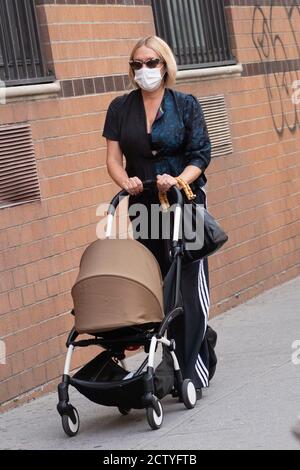 New York, NY, USA. September 2020. Chloe Sevigny, schieben Baby-Kutsche, Tragen von Maske aus und über für Promi-Candids - FR, Soho Nachbarschaft, New York, NY 25. September 2020. Quelle: RCF/Everett Collection/Alamy Live News Stockfoto