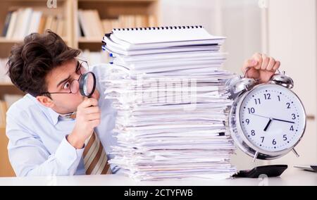 Die mad Auditor auf der Suche nach Fehlern in den Bericht Stockfoto