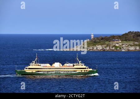 Die Manly-Fähre fährt im Hafen von Sydney, Australien, an South Head vorbei Stockfoto