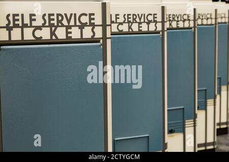 Leere Self-Service-Ticketautomaten in einer Reihe Stockfoto