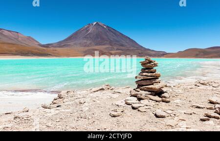 Panorama einer Wunschsteinpyramide an der Laguna Verde (grüne Lagune) und dem Vulkan Licancabur, Bolivien. Stockfoto