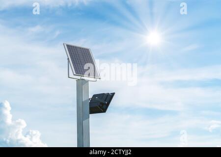 Kleine Solaranlage, Außenbeleuchtung Stange mit kleinen Solarpanel Strom von ihnen selbst ist neue Technologie und Energie-Trend für den öffentlichen Bereich in der Stadt Stockfoto