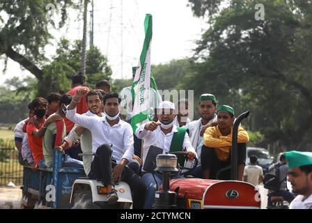 Neu Delhi, Neu Delhi, Indien. September 2020. Ein Landwirt ruft Slogans während eines Protestes gegen Agrarrechnungen, die am 25. September 2020 vom indischen parlament an der Grenze Delhi-Noida in Indien verabschiedet wurden. Trotz Aufruhr und heftigem Protest der Oppositionsparteien im Haus wurden die Agrarrechnungen vom Oberhaus des parlaments verabschiedet. Quelle: Vijay Pandey/ZUMA Wire/Alamy Live News Stockfoto