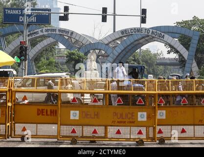 Neu Delhi, Neu Delhi, Indien. September 2020. A blockierte die Straße während eines Protestes gegen Agrarrechnungen, die am 25. September 2020 vom indischen parlament an der Grenze Delhi-Noida in Indien verabschiedet wurden. Trotz Aufruhr und heftigem Protest der Oppositionsparteien im Haus wurden die Agrarrechnungen vom Oberhaus des parlaments verabschiedet. Quelle: Vijay Pandey/ZUMA Wire/Alamy Live News Stockfoto