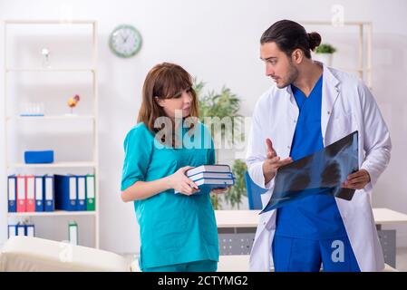 Zwei Ärzte Kollegen im Krankenhaus arbeiten Stockfoto