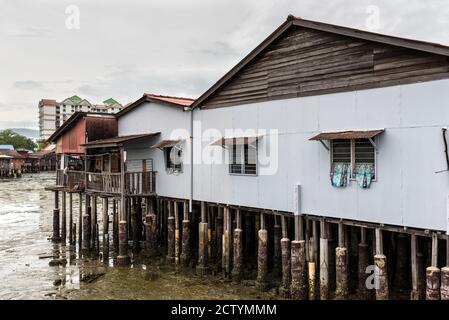George Town, Penang, Malaysia - 1. Dezember 2019: Typisches Stelzenhaus in einem der Clan-Anlegestellen im historischen George Town, Penang, Malaysia. Stockfoto