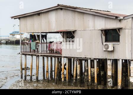 George Town, Penang, Malaysia - 1. Dezember 2019: Typisches Stelzenhaus in einem der Clan-Anlegestellen im historischen George Town, Penang, Malaysia. Stockfoto