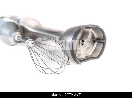 Stabmixer mit Schneebesen-Aufsatz. Stabmixer aus Edelstahl oder Stabmixer. Küchengerät für einen gesunden Lebensstil. Gerät pürieren. Stockfoto