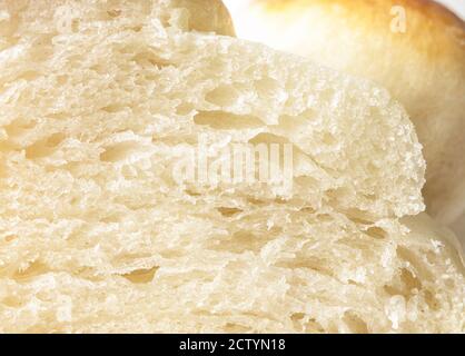 Nahaufnahme von in Scheiben geschnittenem Hefebrot. Detailaufnahme eines weichen, flauschigen Challah Brotes, eines traditionellen Schweizer Butter Zopf oder eines klassischen Weißbrotlaibs. Stockfoto