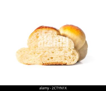 Weiche flauschige Hefe Brot in der Mitte geschnitten. Konzept für traditionellen Frühstückstisch. Authentische Schweizer Butterbrot Rezept genannt Zopf oder Butterzopf, oder oder Stockfoto