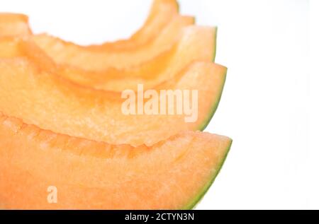 Melone in Snack-Scheiben geschnitten, ohne Samen. Auch bekannt als Steinmelone, süße Melone oder Spanspek (Cucumis melo). Orange süßes Fleisch, Netzrinde. Stockfoto