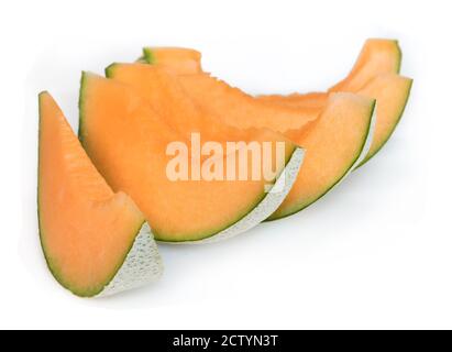 Melonenscheiben in kreisförmiger Anordnung. Snack-Größe. Auch bekannt als Steinmelone, süße Melone oder Spanspek (Cucumis melo). Orange süßes Fleisch. Stockfoto