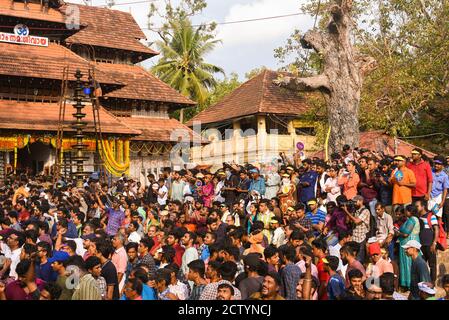 KERALA, INDIEN - 13. MAI 2019: Riesige Menschenmenge, Touristen genießen Thrissur Pooram Festival Puram beobachten, Parade Hindu-Tempel dekoriert Elefanten Stockfoto