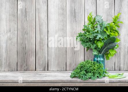 Gemüsebuquet in einer Vase. Schönes vegetarisches Sortiment. Konzept für ein gesundes Leben. Ernte aus Bio-Garten: Sellerie, Red Russian Kale, Curly Ka Stockfoto