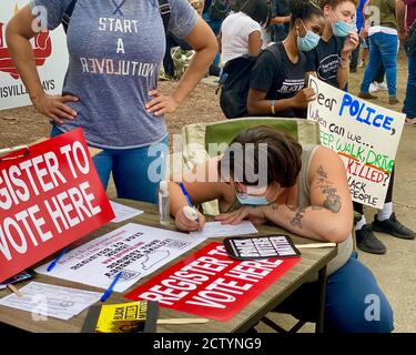 Louisville, Kentucky, USA. September 2020. Ein Protestler meldet sich an, um beim Breonna Taylor-Protest in Jefferson Sq bei der heutigen Kundgebung für Gerechtigkeit zu stimmen. Quelle: Amy Katz/ZUMA Wire/Alamy Live News Stockfoto