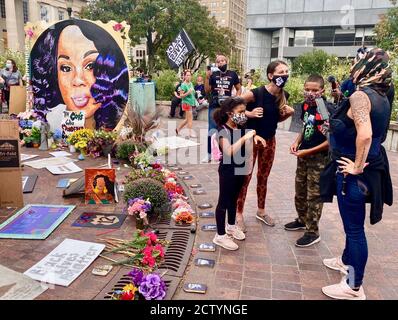 Louisville, Kentucky, USA. September 2020. Kinder und ihre Mütter sprechen über das Breonna Taylor Memorial, während Demonstranten für den marsch für Gerechtigkeit gelesen werden. Quelle: Amy Katz/ZUMA Wire/Alamy Live News Stockfoto