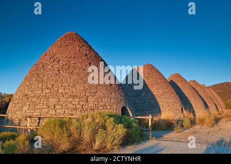 Brennöfen, Sagebrush, im ward Charcoal Ovens State Park bei Sonnenaufgang, Great Basin Desert in der Nähe von Ely, Nevada, USA Stockfoto