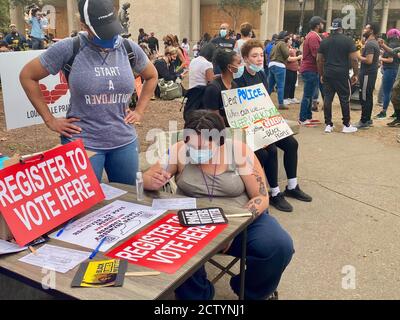 Louisville, Kentucky, USA. September 2020. Ein Protestler meldet sich an, um beim Breonna Taylor-Protest in Jefferson Sq bei der heutigen Kundgebung für Gerechtigkeit zu stimmen. Quelle: Amy Katz/ZUMA Wire/Alamy Live News Stockfoto