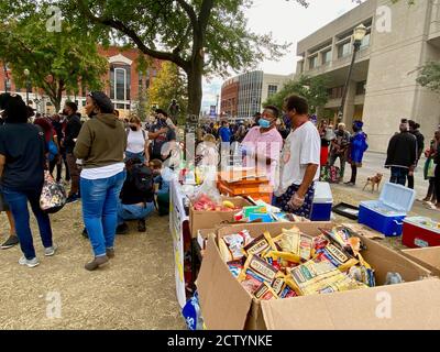 Louisville, Kentucky, USA. September 2020. Kostenloses Essen im Rally for Justice und Breonna Taylor im Jefferson Square Park in Louisville. Quelle: Amy Katz/ZUMA Wire/Alamy Live News Stockfoto