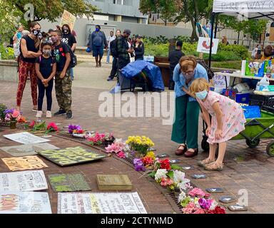 Louisville, Kentucky, USA. September 2020. Kinder und ihre Mütter sprechen über das Breonna Taylor Memorial, während Demonstranten für den marsch für Gerechtigkeit gelesen werden. Quelle: Amy Katz/ZUMA Wire/Alamy Live News Stockfoto