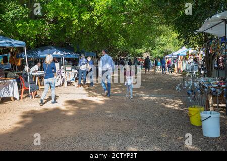 Blaauwklippen Weingut, Stellenbosch, Cape Winelands Straßenmarkt mit Leuten, die Stände durchstöbern Unter den Bäumen Stockfoto