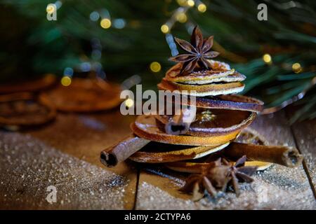 Weihnachtsbaum aus getrockneten Orangen, Zimtstangen und Anis-Sternensamen Stockfoto