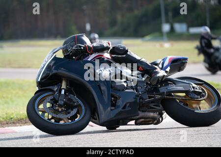 Motorrad Übung in einer schnellen Ecke auf der Strecke gelehnt. Stockfoto