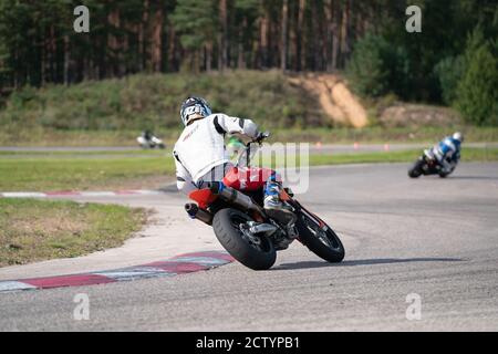 Motorrad Übung in einer schnellen Ecke auf der Strecke gelehnt. Stockfoto