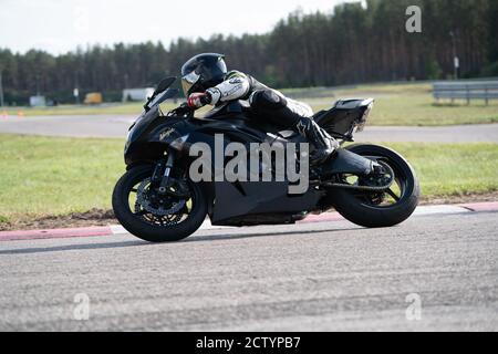 Motorrad Übung in einer schnellen Ecke auf der Strecke gelehnt. Stockfoto