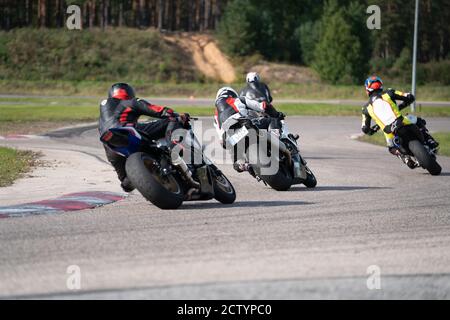Motorrad Übung in einer schnellen Ecke auf der Strecke gelehnt. Stockfoto