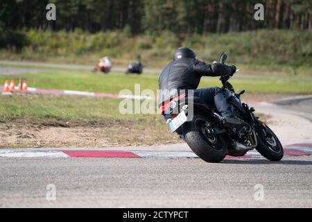 Motorrad Übung in einer schnellen Ecke auf der Strecke gelehnt. Stockfoto