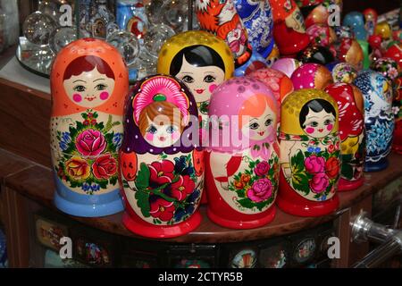 Russische Puppen zum Verkauf an einem Souvenirstand, Moskau, Russland Stockfoto