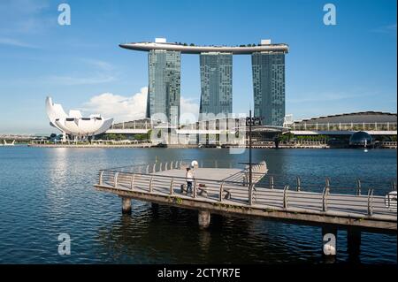 23.09.2020, Singapur, Republik Singapur, Asien - Blick vom Merlion Park über den Fluss mit dem ArtScience Museum und dem Marina Bay Sands Hotel. Stockfoto