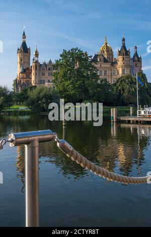 Schönes Märchenschloss in Schwerin, Blick vom Pier Stockfoto