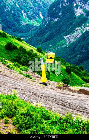 Maschine für die Herstellung von Schnee steht auf einem Berghang in der Sommer Stockfoto