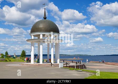 PETROZAWODSK, KARELIEN - 12. JUNI 2020: Sonniger Juni-Tag am runden Pavillon am Ufer des Onega-Sees Stockfoto